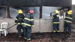 بالصور: حريق داخل شقة سكنية في اللد وطواقم الاطفائية تهرع إلى المكان